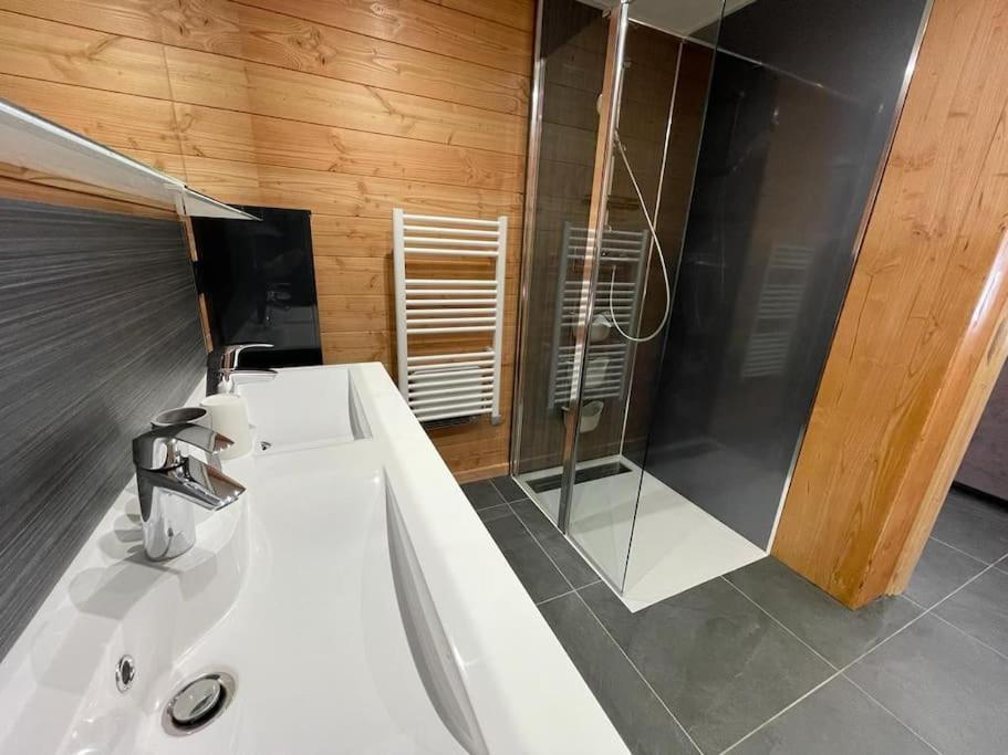 Appartement Lumineux Neuf Dans Bas De Chalet Le Douglas La Joue du Loup Esterno foto